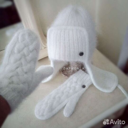 Ручная работа.Ушанка вязанная, женская. Варежки
