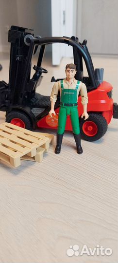 Погрузчик bruder с паллетами