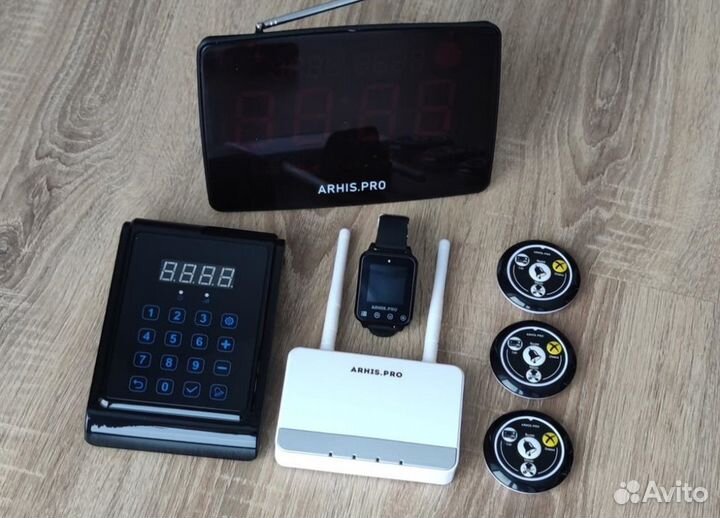 В кальян-клубы - кнопка вызова персонала и часы