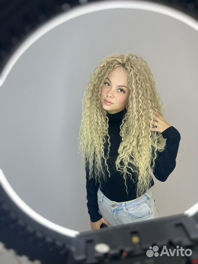 Модель на афрокудри афролоконы