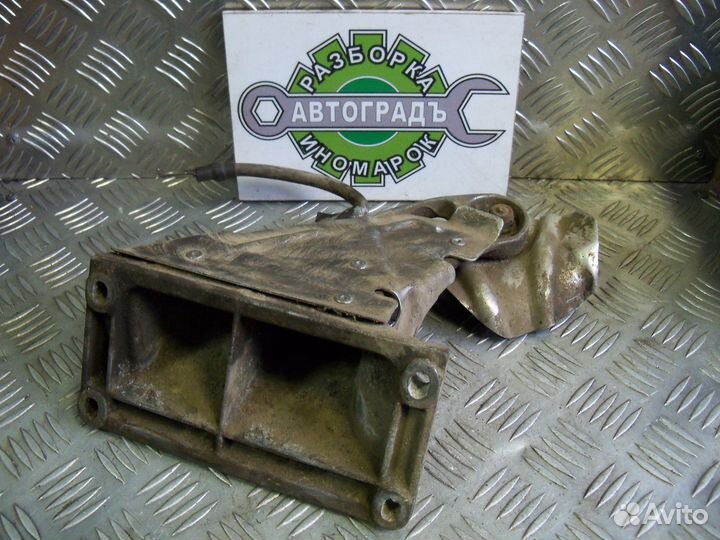 Кронштейн двигателя правый BMW E46