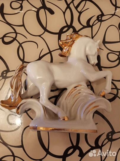 Фарфоровая статуэтка 