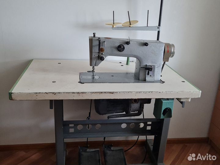 Швейная машинка с рабочим столом