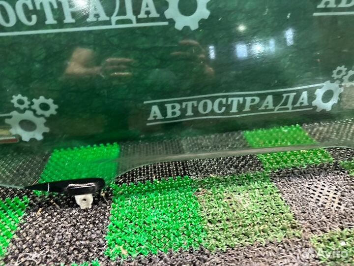 Стекло двери переднее правое Toyota Tundra Sequoia