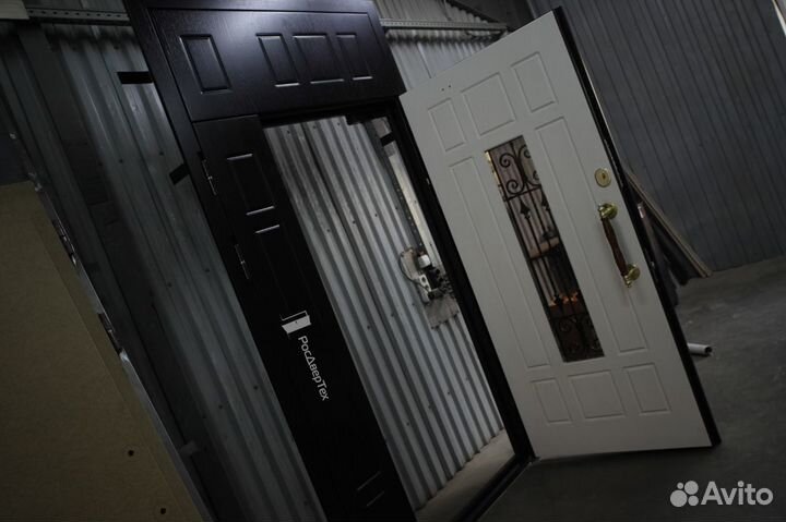 Дверь входная для частного дома со стеклом