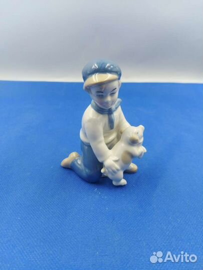 Фарфоровая статуэтка 