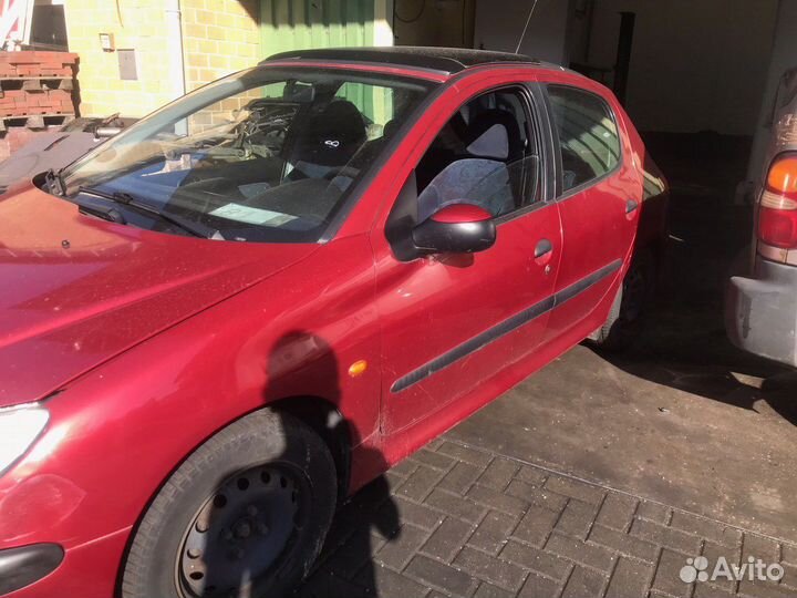 Разбор на запчасти Peugeot 206