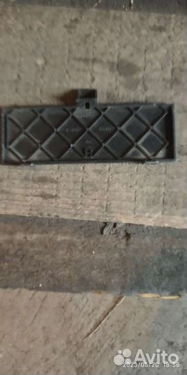 Крышка панели предохранителей