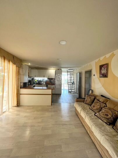 Дом 196 м² на участке 6 сот.