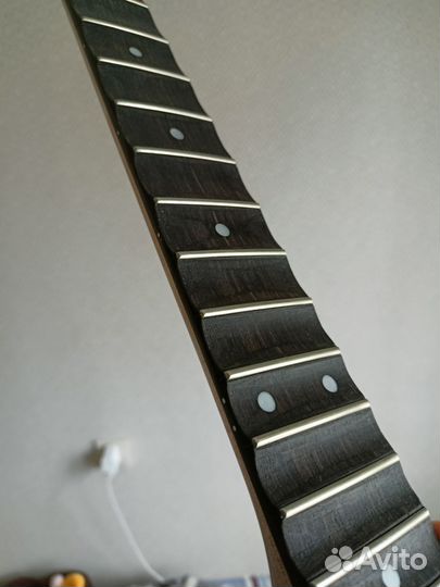 Электрогитара скалопированный гриф