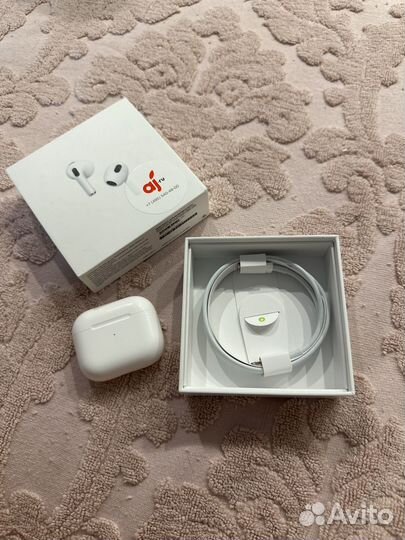 Apple AirPods 3 lightning