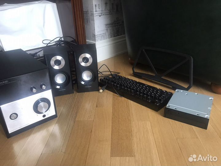 Колонки для компьютера и клавиатура