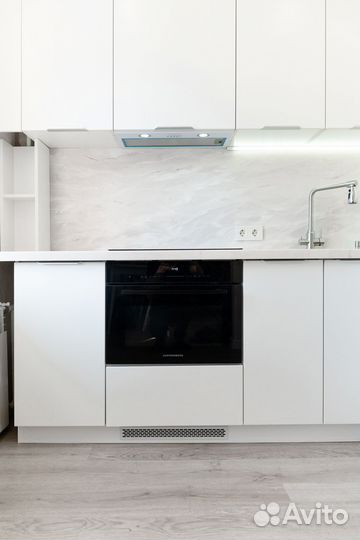 Кухня белая в потолок