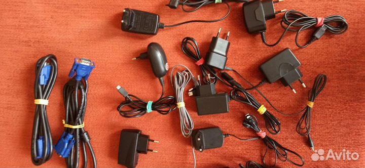 Разные зарядные устройства для телефона