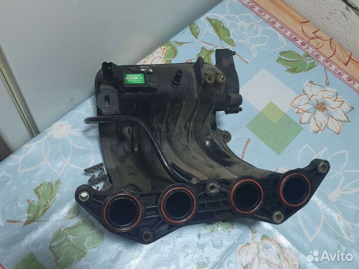 Впускной коллектор 1.4 л Peugeot 206