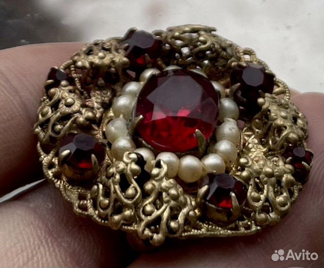 Красивая винтажная брошь с Красными камнями