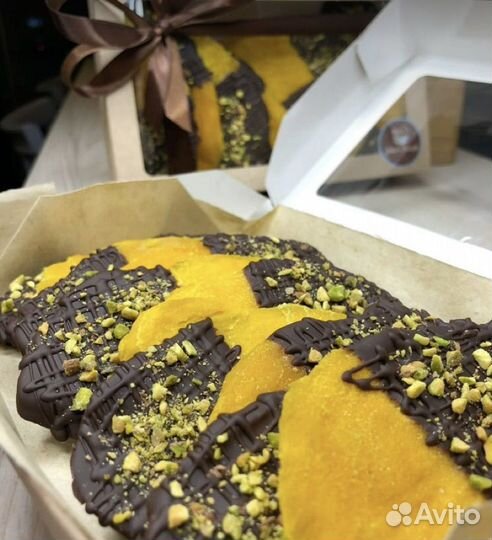 Манго, банан, ананс, гранат в шоколаде