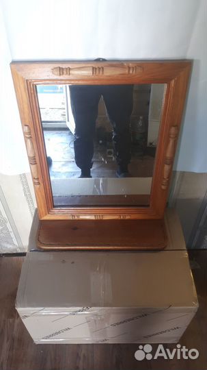 Зеркало в деревянной рамке