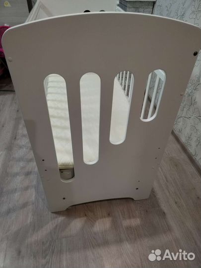 Детская кроватка с маятником и ящиком