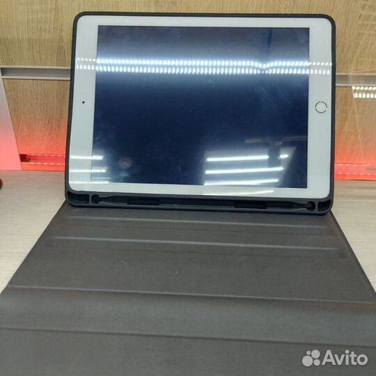 Планшет Apple iPad (5-го поколения) (2017)