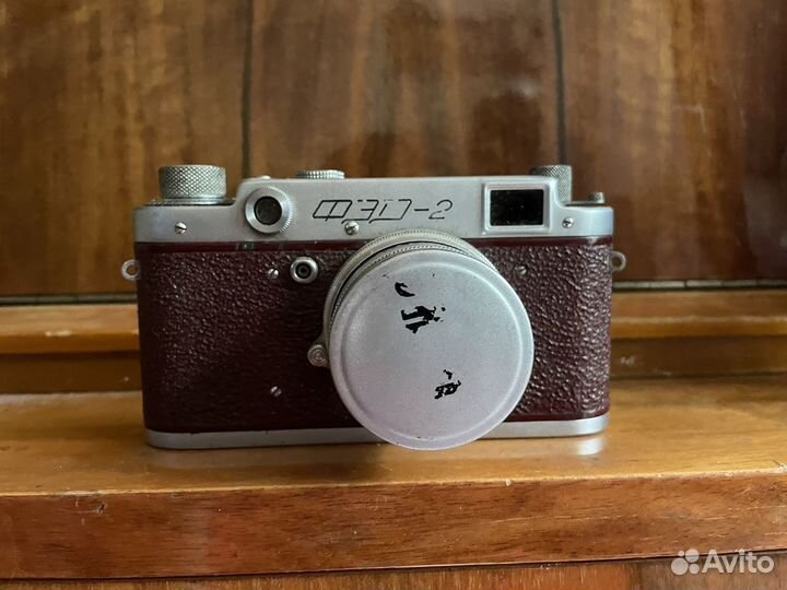 Фотоаппарат фэд-2 в бордовом корпусе