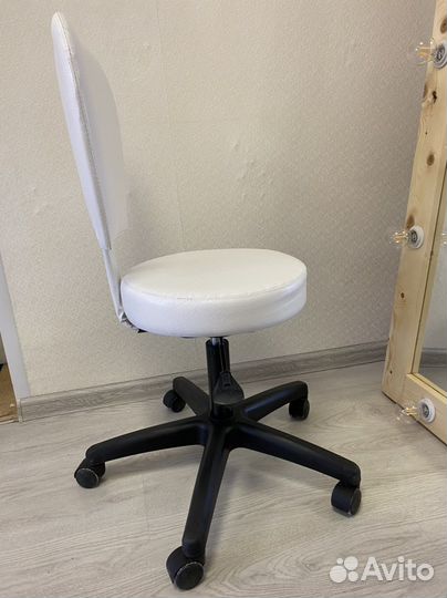 Стул на колесиках