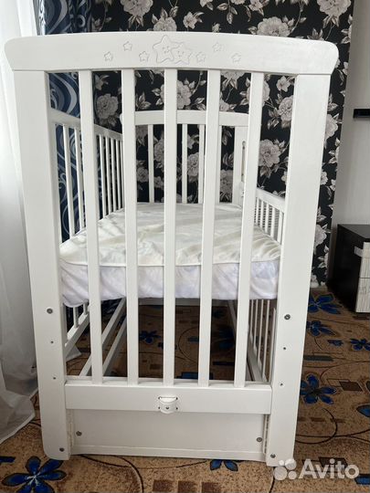 Детская кроватка с маятником