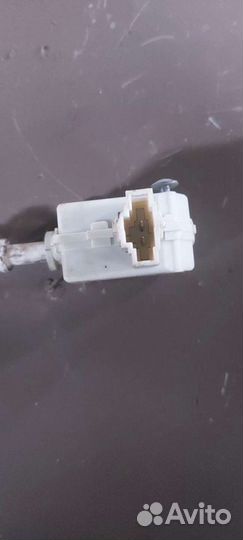 Замок лючка бензобака на Volkswagen Passat B6