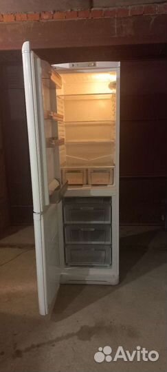 Холодильник бу Ariston рабочий