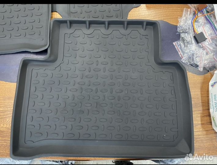 Резиновые коврики с бортом Toyota Land Cruiser 300