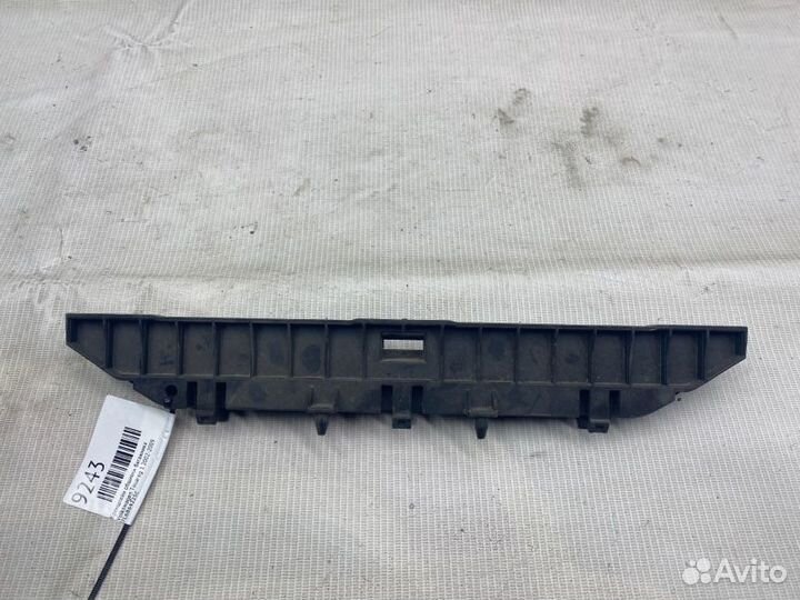 Кронштейн обшивки багажника Volkswagen Touareg 1