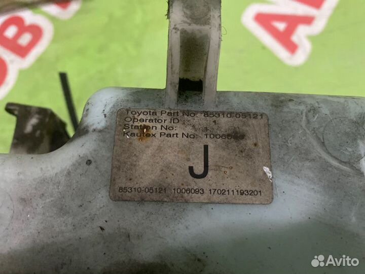 Бачок омывателя лобового стекла Toyota Avensis 3