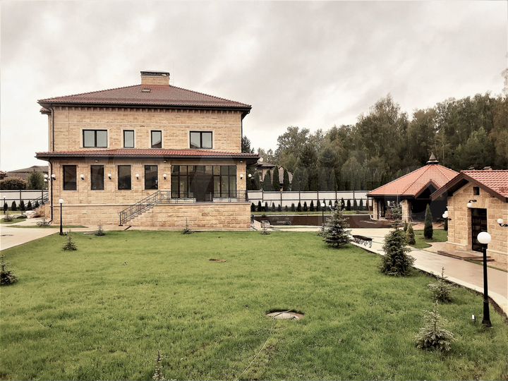 Коттедж 2500 м² на участке 1,8 га