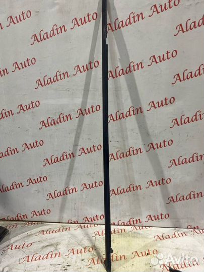 Уплотнитель стекла передний левый Volkswagen Polo