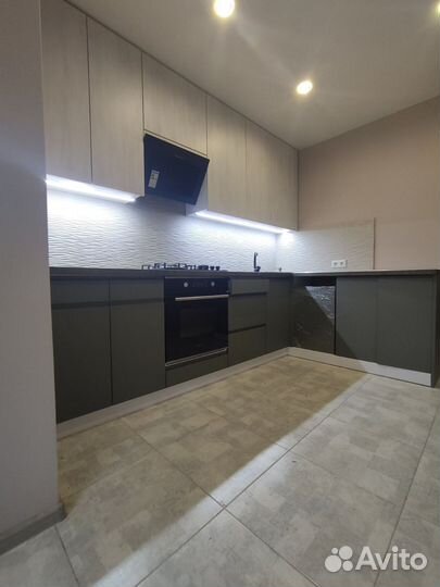 Кухня с крашенными фасадами