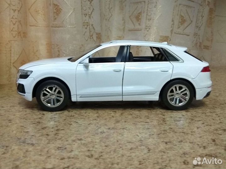 Модель автомобиля audi q8 1:24