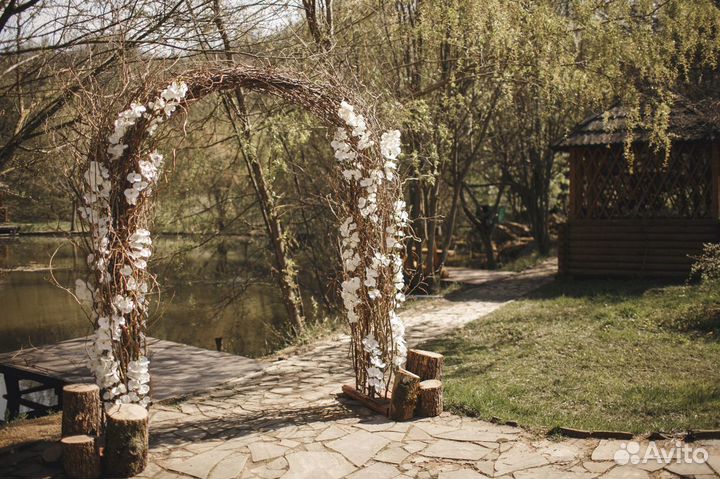 Полукруглая свадебная арка в стиле рустик