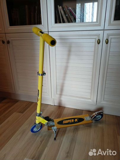 Самокат детский желтый/золотой с ножкой