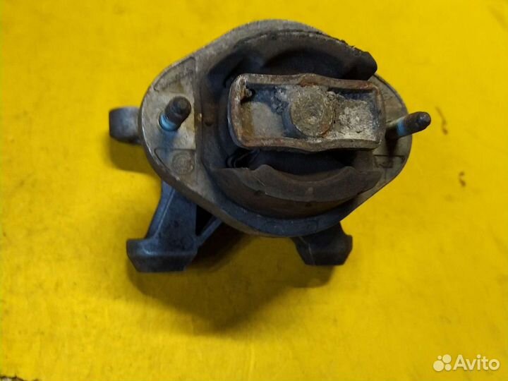 Кронштейн с подушкой АКПП вариатора Ауди А4 Б7