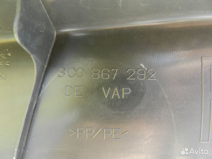 Накладка стойки правой нижняя Passat B6