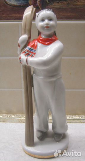 Фарфоровая статуэтка «Лыжница». лфз