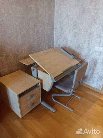 Растущая парта, тумбочка и стул