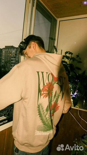 Диджей с оборудованием