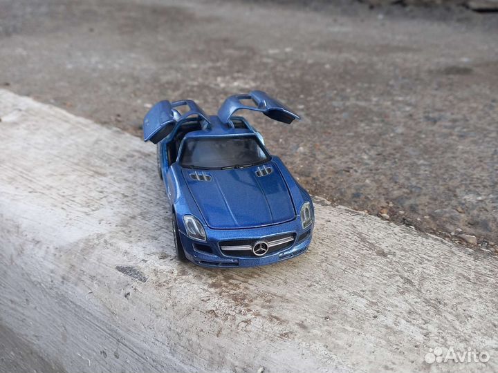 Машинка игрушечная почти в идеальном состоянии