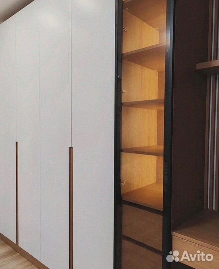 Шкаф распашной угловой