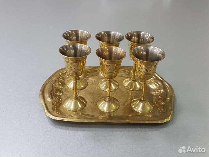 Набор рюмок на подносе