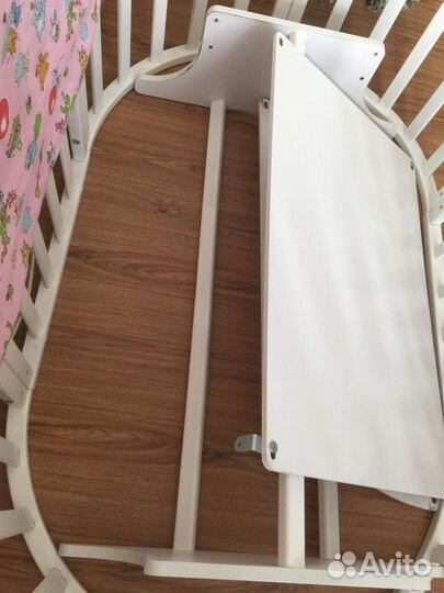 Детская кроватка с маятником