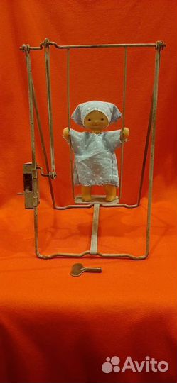 Редкая кукла на качелях заводная СССР 1960 гг