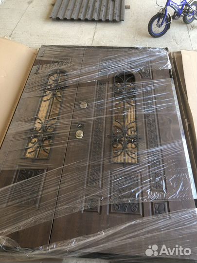 Дверь входная металлическая с зеркалом