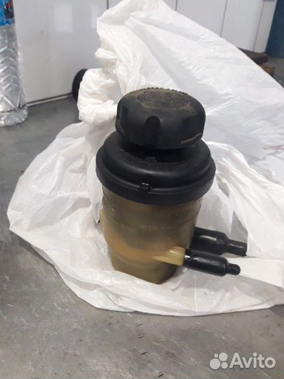 Бачок гур Hyundai H1 / Starex.2шт